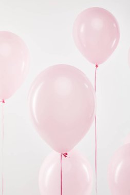 arka plan üzerinde beyaz izole dekoratif pembe hava balonları ile