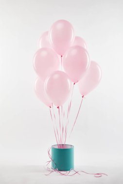 beyaz üzerine pembe balon turkuaz hediye kutusu ile demet