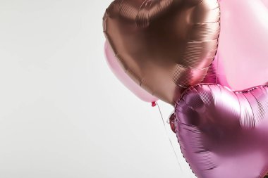 beyaz kopya alanı ile izole kalp şeklinde pembe ve altın balonlar