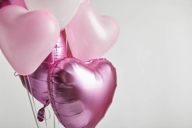 beyaz kopya alanı ile izole kalp şeklinde pembe hava balonları