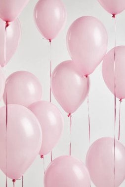 arka plan üzerinde beyaz izole dekoratif pembe hava balonları ile