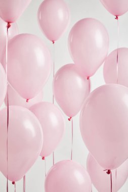 arka plan üzerinde beyaz izole dekoratif pembe balonlu