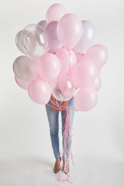 kız beyaz izole pembe hava balonları ile yüz kapsayan denim