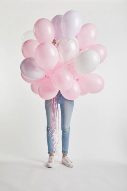 Festival pembe hava balonları beyaz yüzle kapsayan rahat kıyafetler kız