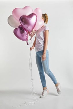 beyaz üzerine pembe hava kalp şeklinde Balonlu yüz kapsayan geçici giysili kızı