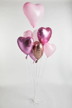 paket şenlikli kalp şeklinde pembe ve altın balon beyaz 