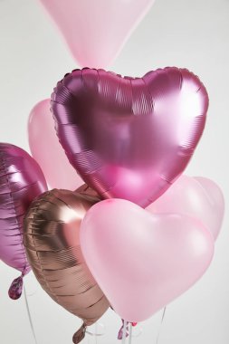 beyaz izole kalp şeklinde pembe ve altın hava balonları 