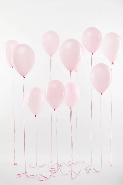 Fondo Con Globos Decorativos Flotantes Aire Rosa Sobre Blanco —  Fotos de Stock