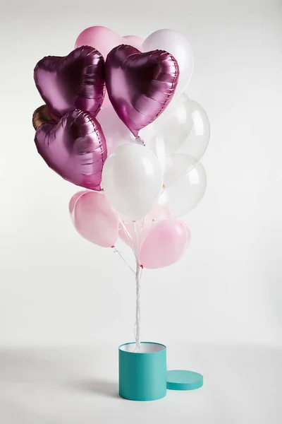 Bunt Hjärtformade Rosa Ballonger Med Presentask Vit — Stockfoto