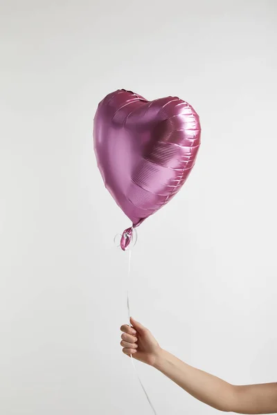 Vista Cortada Menina Segurando Forma Coração Balão Rosa Isolado Branco — Fotografia de Stock