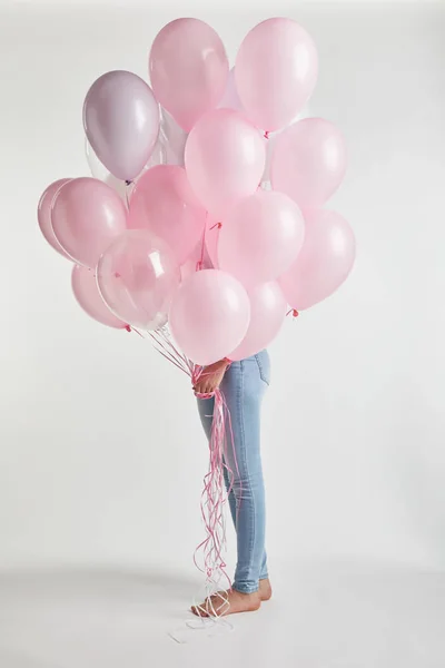 Barfußmädchen Bedeckt Gesicht Mit Rosa Luftballons Auf Weißem Grund — Stockfoto