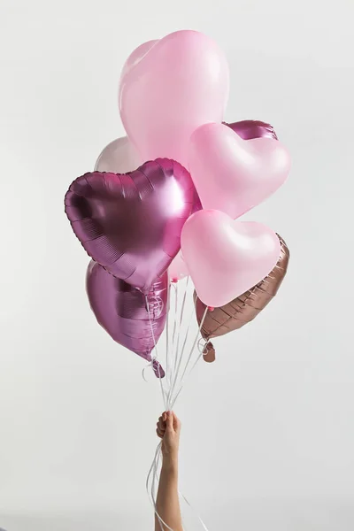 Kırpılmış Üzerinde Beyaz Izole Kalp Şeklinde Pembe Hava Balonları Tutan — Stok fotoğraf