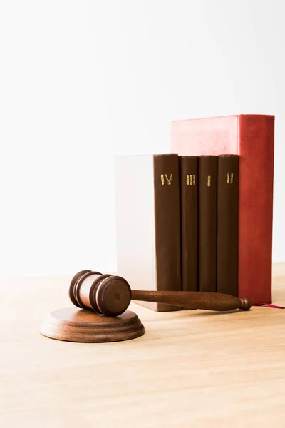 Brown Gavel Row Red Brown Books Wooden Table Isolated White — Stock Photo, Image