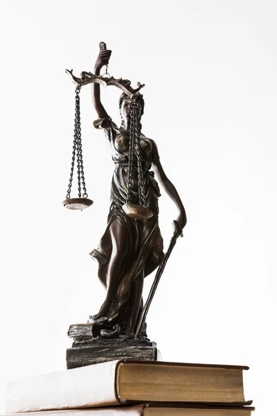 Bronzen Beeldje Met Schubben Van Justitie Bruin Boeken Geïsoleerd Wit — Stockfoto