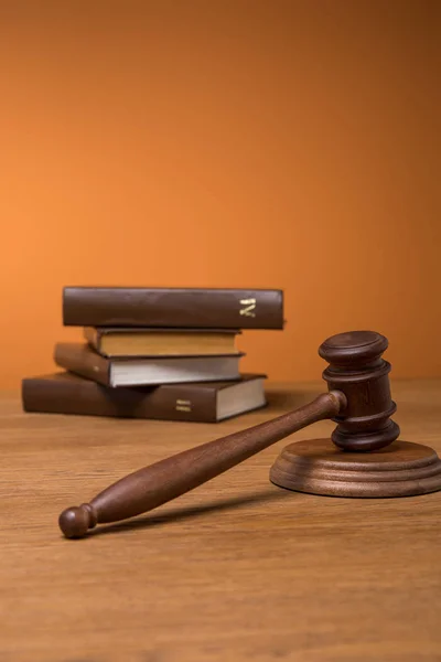 Selective Focus Volumes Brown Books Leather Covers Gavel Wooden Table — Stock Photo, Image