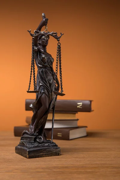 Selective Focus Bronze Statuette Scales Justice Volumes Brown Books Wooden — Stock Photo, Image