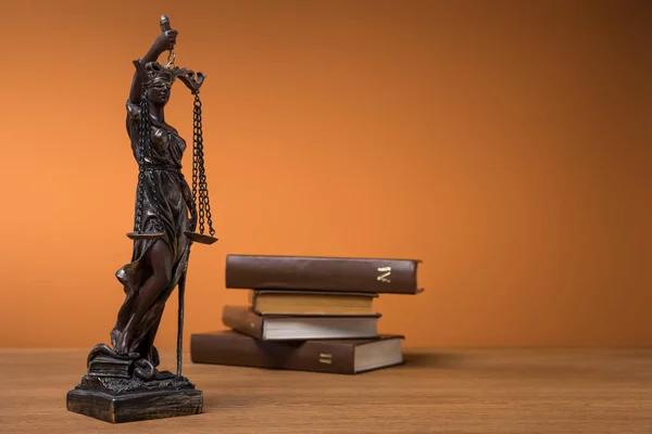 Selective Focus Bronze Statuette Scales Justice Volumes Brown Books Table — Stock Photo, Image