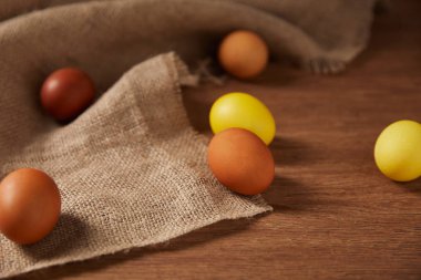 seçici odak boyalı Paskalya yumurta çul ahşap yüzeyi ile