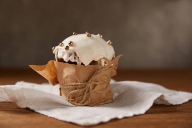 lezzetli geleneksel Paskalya kek peçete üzerinde seçici odak