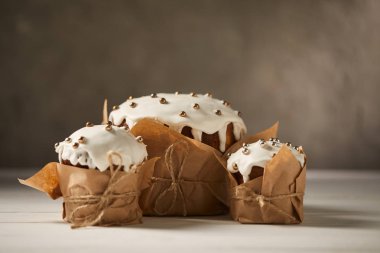 seçici odak geleneksel Paskalya kek ile sprinkles dekore edilmiştir.