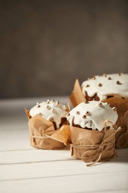 Beyaz ahşap masa üzerinde sprinkles ile lezzetli geleneksel Paskalya kek