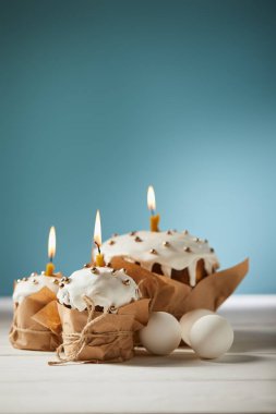 mumlar ve turkuaz ile kopya alanı üzerinde tavuk yumurtası ile lezzetli Paskalya kek