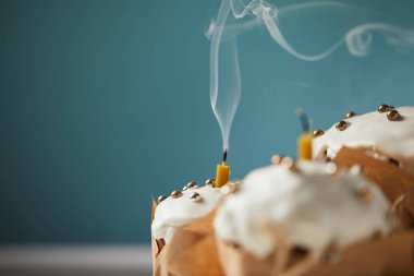 seçici odak mumlar ve turkuaz duman ile dekore edilmiş Paskalya kek