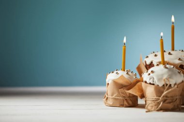 Paskalya kek sprinkles ve yanan mum turkuaz kopya alanı ile süslenmiş