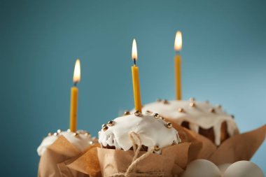 sprinkles ve yanan mum turkuaz tarih seçici odak Paskalya kek dekore