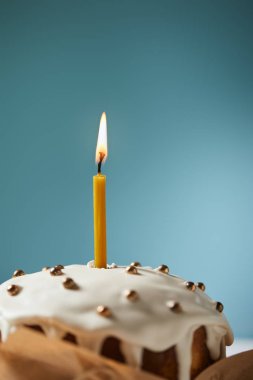 Paskalya kek sprinkles ve yanan mum turkuaz kopya alanı ile süslenmiş