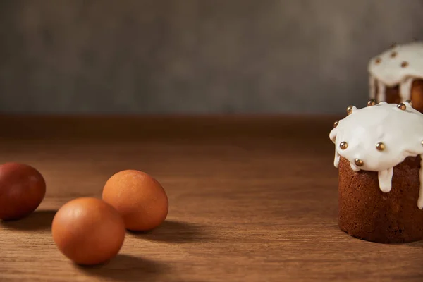 Традиционный Пасхальный Торт Окрашенные Куриные Яйца Деревянной Поверхности Копировальным Пространством — стоковое фото