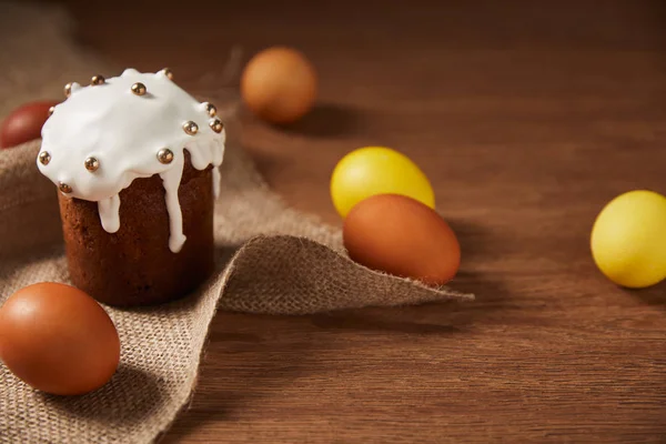 Painted Chicken Eggs Delicious Easter Cake Decorated Sprinkles Sackcloth — Stock Photo, Image