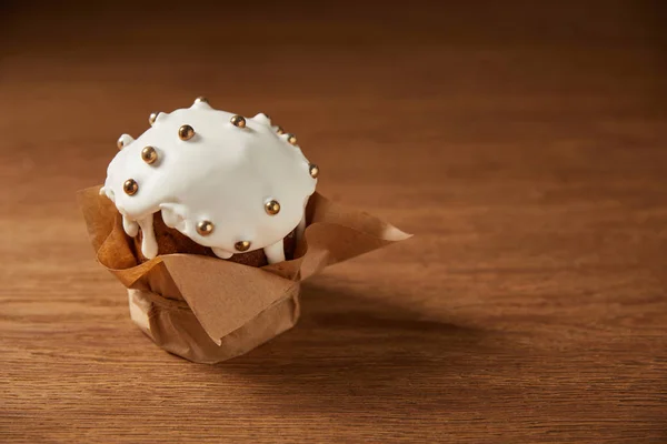 Traditionele Cake Voor Pasen Versierd Met Glazuur Hagelslag Houten Tafel — Stockfoto