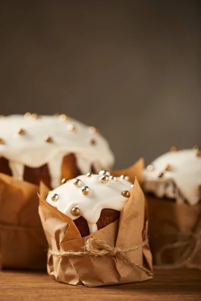 Kue Paskah Lezat Dengan Taburan Dan Atas Meja Kayu Dengan — Stok Foto