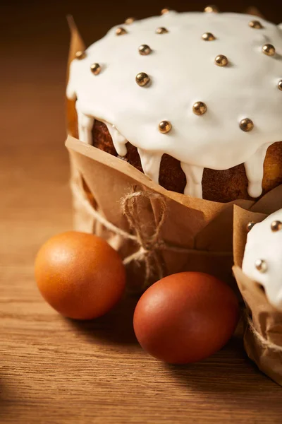 Enfoque Selectivo Delicioso Pastel Pascua Con Aspersiones Huevos Pollo Pintados — Foto de Stock