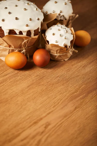 复活节蛋糕与洒水和彩绘鸡蛋在木表面与复制空间 — 图库照片