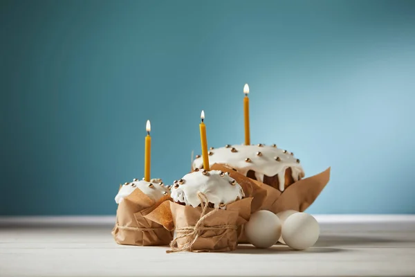 Délicieux Gâteaux Pâques Aux Bougies Œufs Poulet Sur Turquoise — Photo