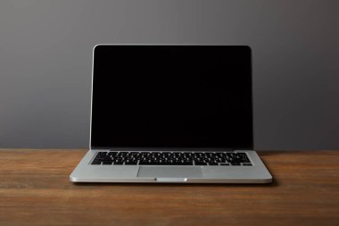 Gri üzerinde izole kahverengi ahşap yüzey üzerinde boş ekran ile Laptop