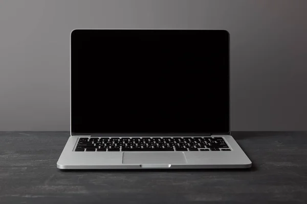 Laptop Üres Képernyővel Sötét Textúrájú Felületen Szürke — Stock Fotó