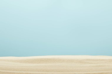 mavi üzerinde izole altın ve dokulu kumlu plaj seçici odak