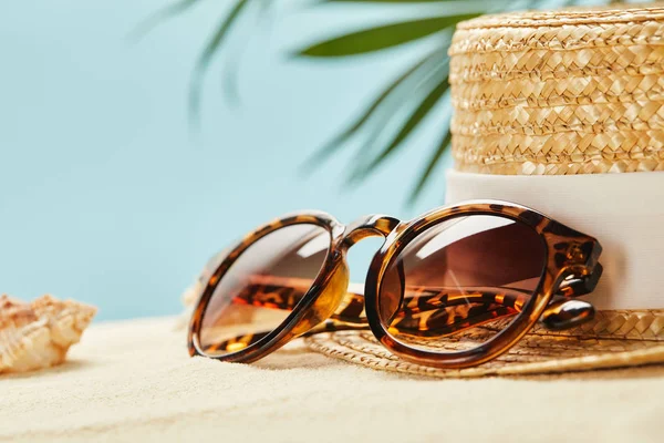 Selective Focus Sunglasses Straw Hat Seashell Summertime Isolated Blue — Stock Photo, Image