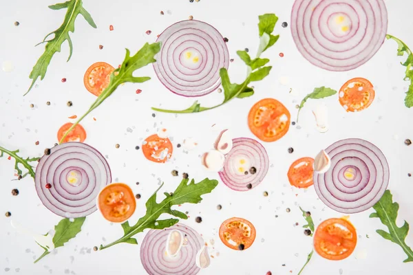 Hintergrund Mit Geschnittenen Tomaten Roten Zwiebeln Knoblauch Rucolablättern Und Gewürzen — Stockfoto