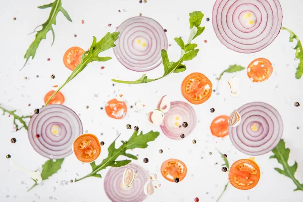 Background Sliced Tomatoes Red Onions Garlic Green Arugula Leaves Spices — Stock Photo, Image