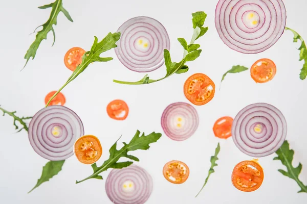 Hintergrund Mit Geschnittenen Tomaten Roten Zwiebeln Und Grünen Rucolablättern — Stockfoto