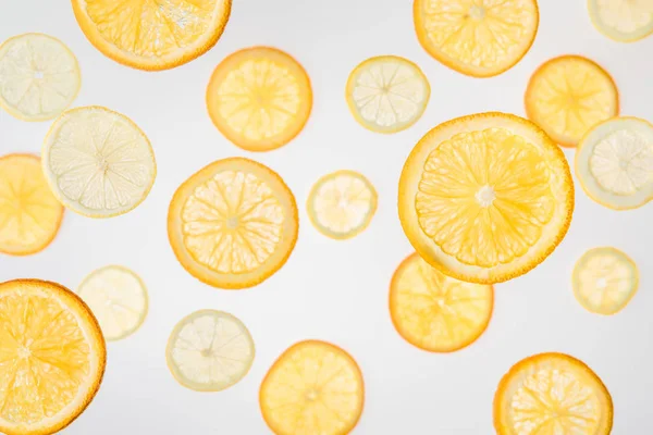 Rodajas Naranja Brillante Limón Sobre Fondo Gris — Foto de Stock