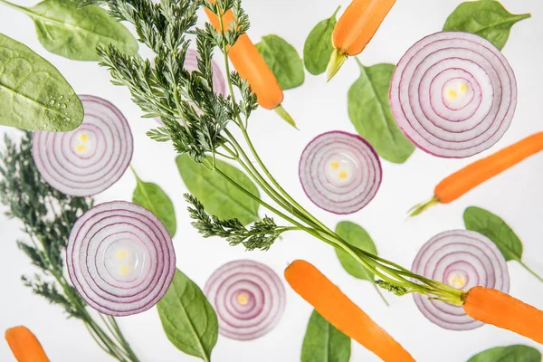 Fondo Con Zanahorias Cebollas Rojas Hojas Espinaca —  Fotos de Stock