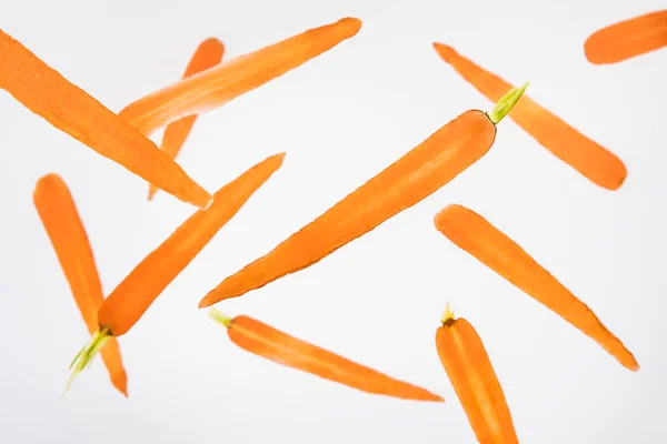 Rodajas Zanahorias Maduras Brillantes Aisladas Gris — Foto de Stock