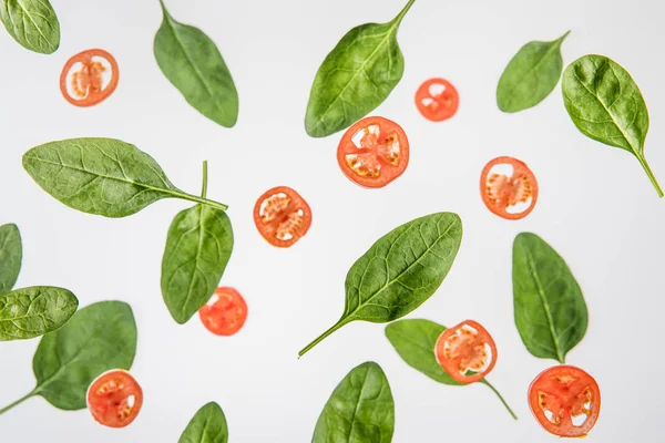 Fundo Com Tomates Fatiados Folhas Espinafre Verde Isolado Cinza — Fotografia de Stock