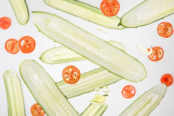 Achtergrond Met Gesneden Tomaten Komkommers Met Water Bubbels Grijs — Stockfoto