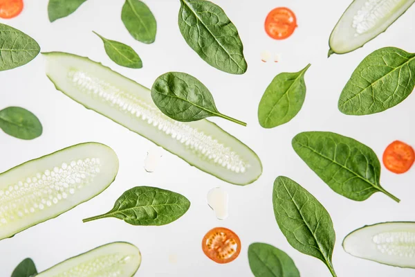 Background Sliced Red Tomatoes Spinach Leaves Cucumbers Grey — Stock Photo, Image